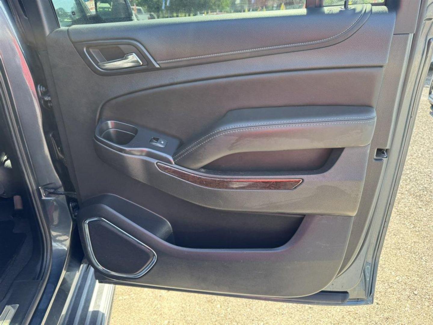 2020 Grey /Black GMC Yukon XL (1GKS2GKC8LR) with an 5.3l V8 DI VVT Flex 5.3l engine, Automatic transmission, located at 745 East Steele Rd., West Columbia, SC, 29170, (803) 755-9148, 33.927212, -81.148483 - Photo#26