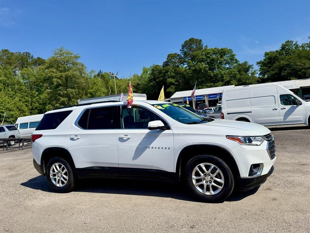 2020 White /Black Chevrolet Traverse (1GNEVHKW3LJ) with an 3.6l V6 DI Dohc 3.6l engine, Automatic transmission, located at 745 East Steele Rd., West Columbia, SC, 29170, (803) 755-9148, 33.927212, -81.148483 - Photo#2