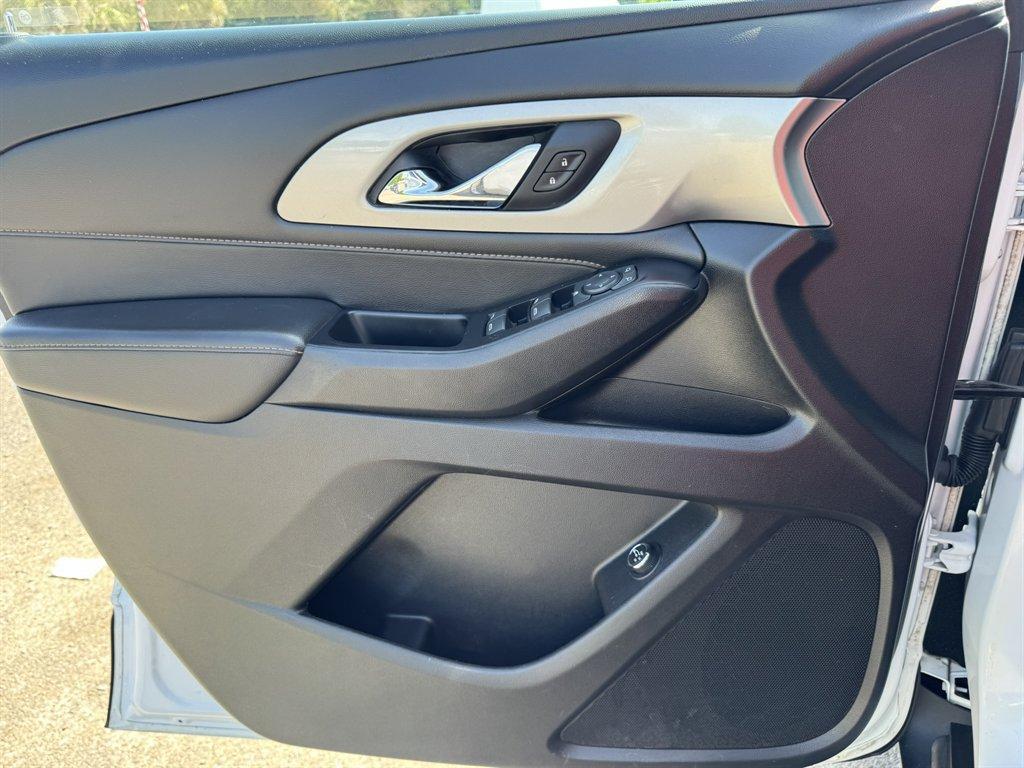 2020 White /Black Chevrolet Traverse (1GNEVHKW3LJ) with an 3.6l V6 DI Dohc 3.6l engine, Automatic transmission, located at 745 East Steele Rd., West Columbia, SC, 29170, (803) 755-9148, 33.927212, -81.148483 - Photo#16