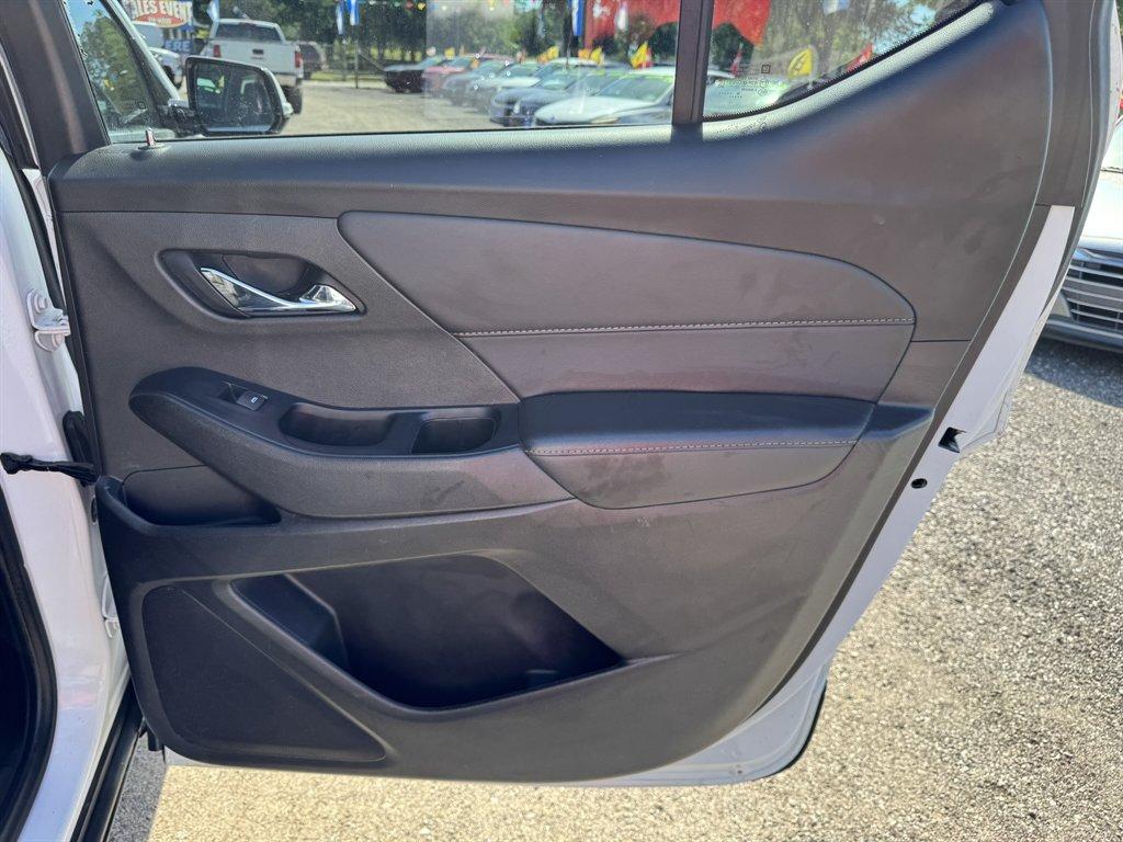 2020 White /Black Chevrolet Traverse (1GNEVHKW3LJ) with an 3.6l V6 DI Dohc 3.6l engine, Automatic transmission, located at 745 East Steele Rd., West Columbia, SC, 29170, (803) 755-9148, 33.927212, -81.148483 - Photo#24