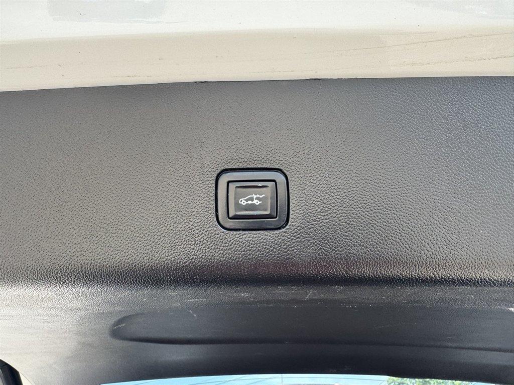 2020 White /Black Chevrolet Traverse (1GNEVHKW3LJ) with an 3.6l V6 DI Dohc 3.6l engine, Automatic transmission, located at 745 East Steele Rd., West Columbia, SC, 29170, (803) 755-9148, 33.927212, -81.148483 - Photo#30