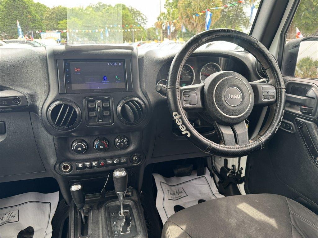 2015 White /Black Jeep Wrangler (1C4BJWKG2FL) with an 3.6l V6 MPI Dohc 3.6l engine, Automatic transmission, located at 745 East Steele Rd., West Columbia, SC, 29170, (803) 755-9148, 33.927212, -81.148483 - Photo#6