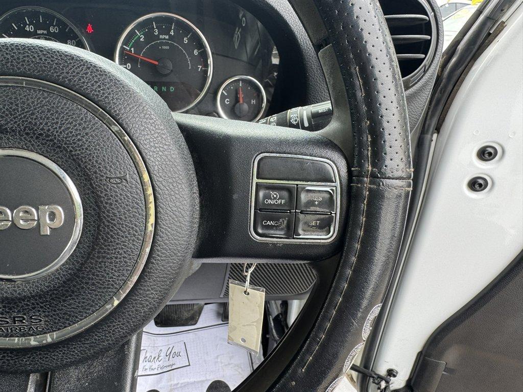 2015 White /Black Jeep Wrangler (1C4BJWKG2FL) with an 3.6l V6 MPI Dohc 3.6l engine, Automatic transmission, located at 745 East Steele Rd., West Columbia, SC, 29170, (803) 755-9148, 33.927212, -81.148483 - Photo#9