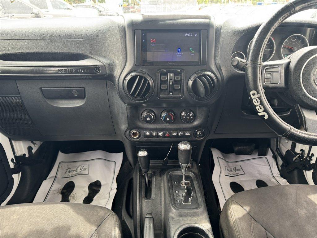 2015 White /Black Jeep Wrangler (1C4BJWKG2FL) with an 3.6l V6 MPI Dohc 3.6l engine, Automatic transmission, located at 745 East Steele Rd., West Columbia, SC, 29170, (803) 755-9148, 33.927212, -81.148483 - Photo#11