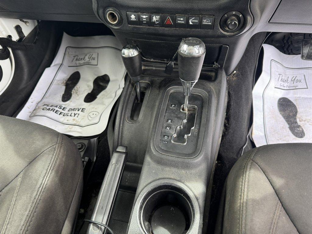 2015 White /Black Jeep Wrangler (1C4BJWKG2FL) with an 3.6l V6 MPI Dohc 3.6l engine, Automatic transmission, located at 745 East Steele Rd., West Columbia, SC, 29170, (803) 755-9148, 33.927212, -81.148483 - Photo#13