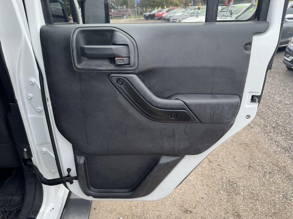 2015 White /Black Jeep Wrangler (1C4BJWKG2FL) with an 3.6l V6 MPI Dohc 3.6l engine, Automatic transmission, located at 745 East Steele Rd., West Columbia, SC, 29170, (803) 755-9148, 33.927212, -81.148483 - Photo#17