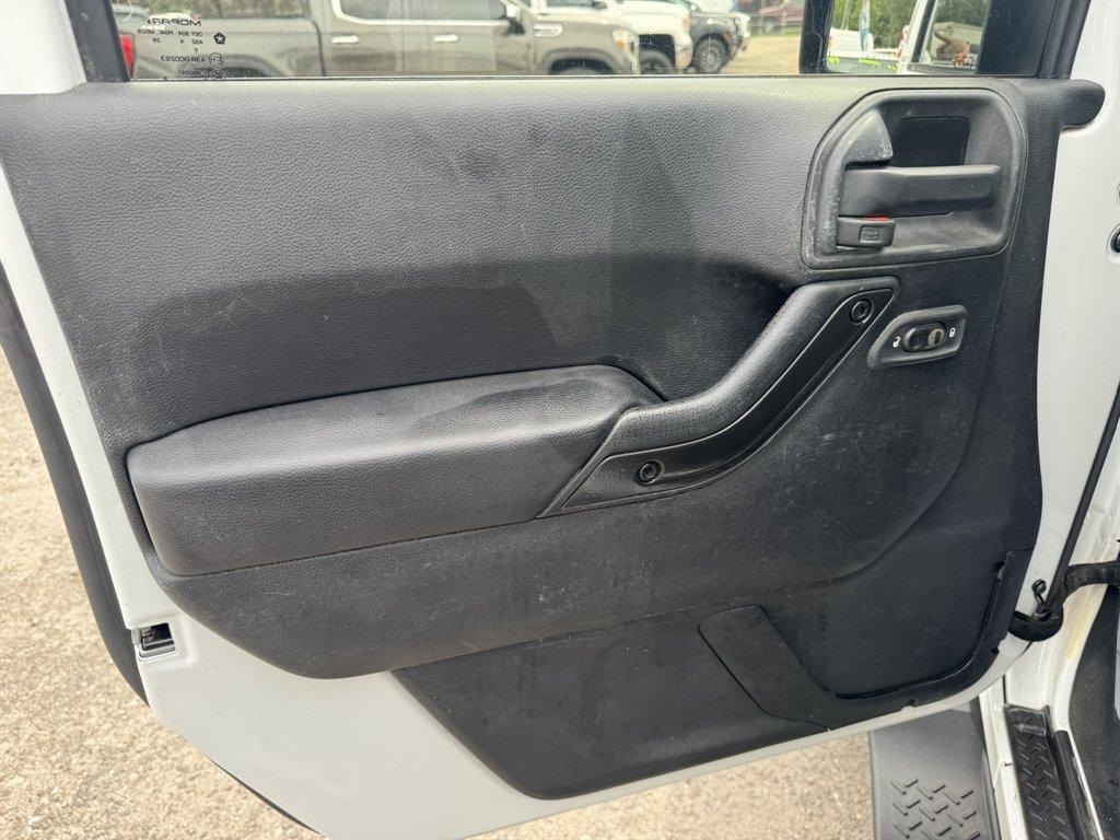 2015 White /Black Jeep Wrangler (1C4BJWKG2FL) with an 3.6l V6 MPI Dohc 3.6l engine, Automatic transmission, located at 745 East Steele Rd., West Columbia, SC, 29170, (803) 755-9148, 33.927212, -81.148483 - Photo#21