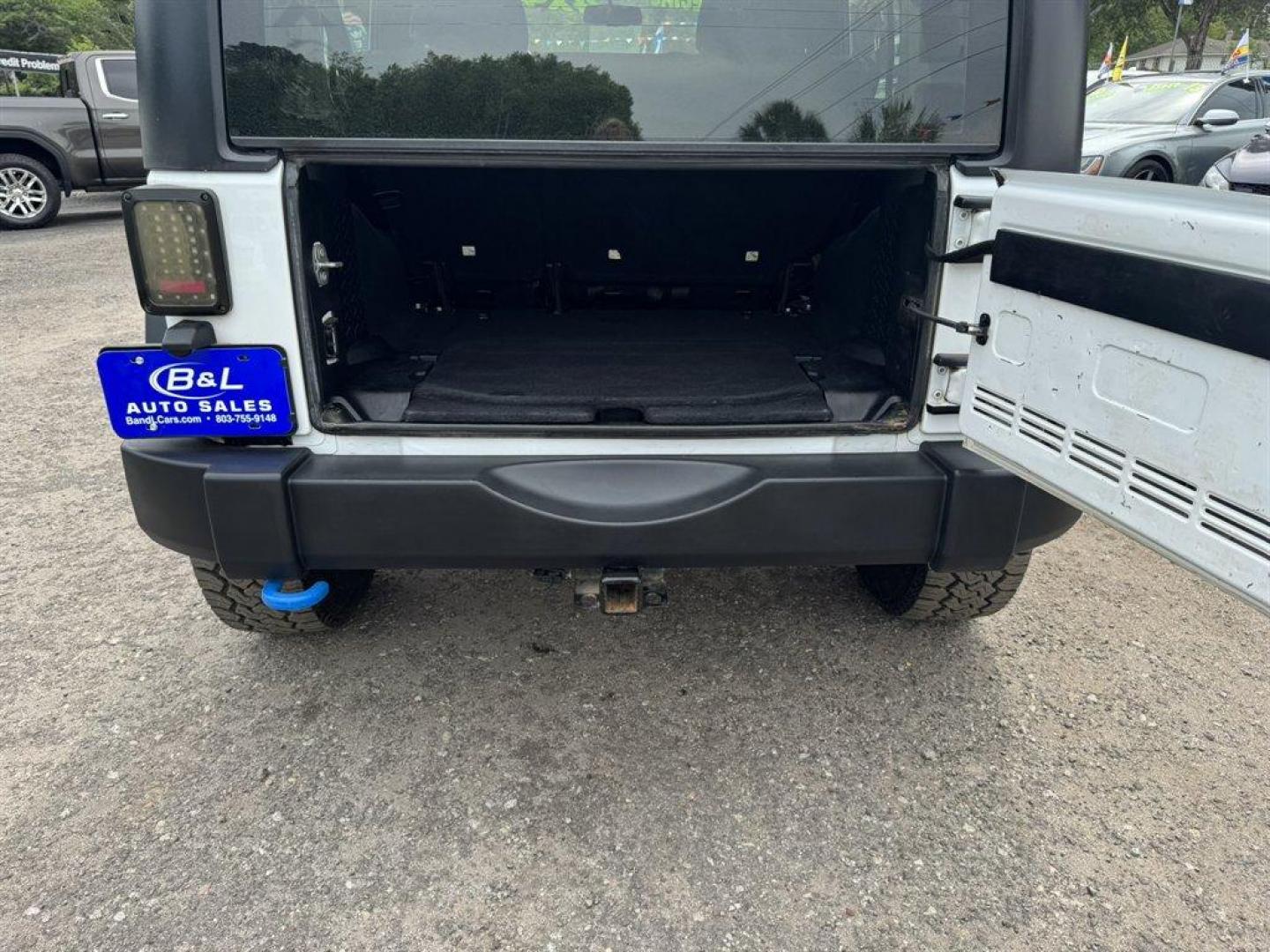 2015 White /Black Jeep Wrangler (1C4BJWKG2FL) with an 3.6l V6 MPI Dohc 3.6l engine, Automatic transmission, located at 745 East Steele Rd., West Columbia, SC, 29170, (803) 755-9148, 33.927212, -81.148483- Photo#23