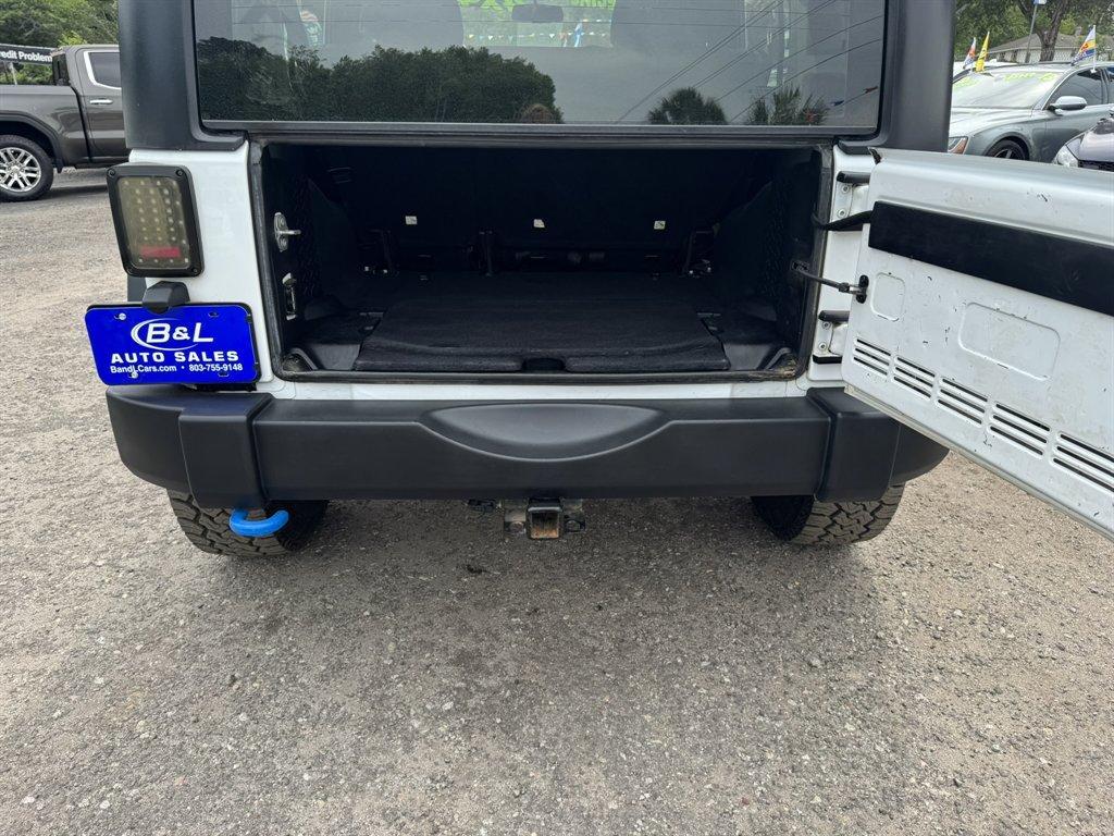 2015 White /Black Jeep Wrangler (1C4BJWKG2FL) with an 3.6l V6 MPI Dohc 3.6l engine, Automatic transmission, located at 745 East Steele Rd., West Columbia, SC, 29170, (803) 755-9148, 33.927212, -81.148483 - Photo#23