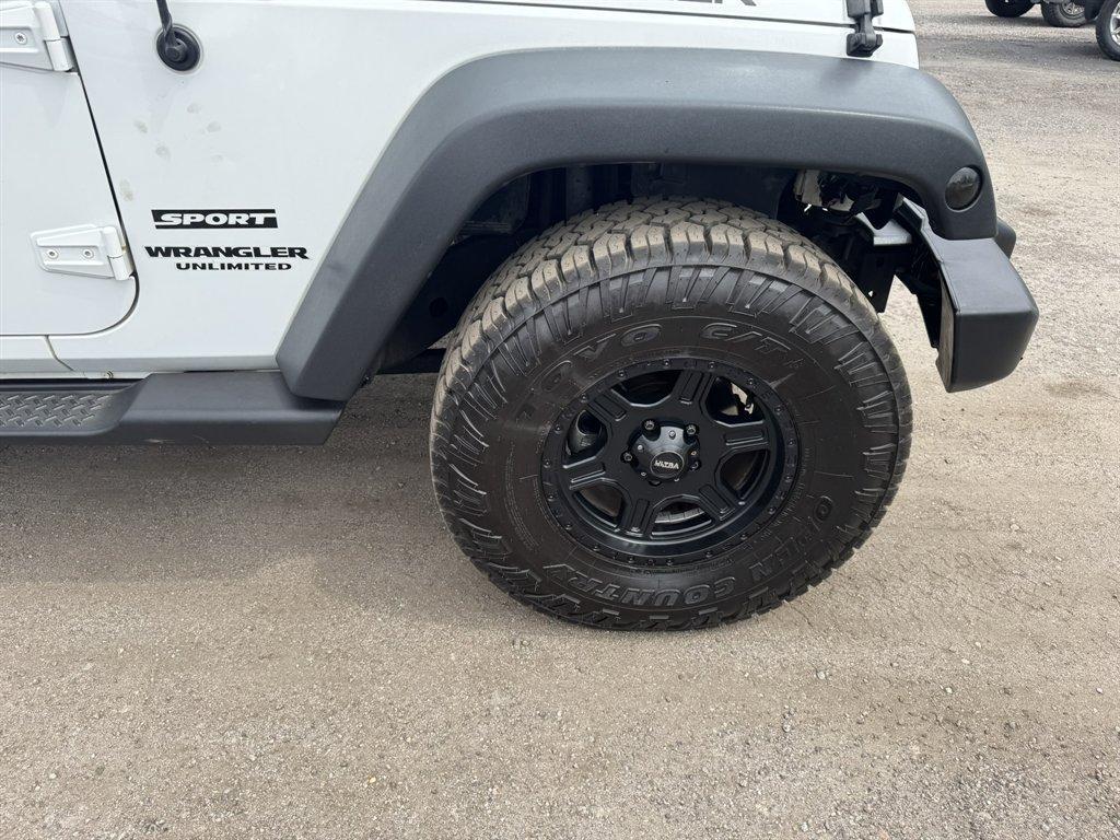 2015 White /Black Jeep Wrangler (1C4BJWKG2FL) with an 3.6l V6 MPI Dohc 3.6l engine, Automatic transmission, located at 745 East Steele Rd., West Columbia, SC, 29170, (803) 755-9148, 33.927212, -81.148483 - Photo#27