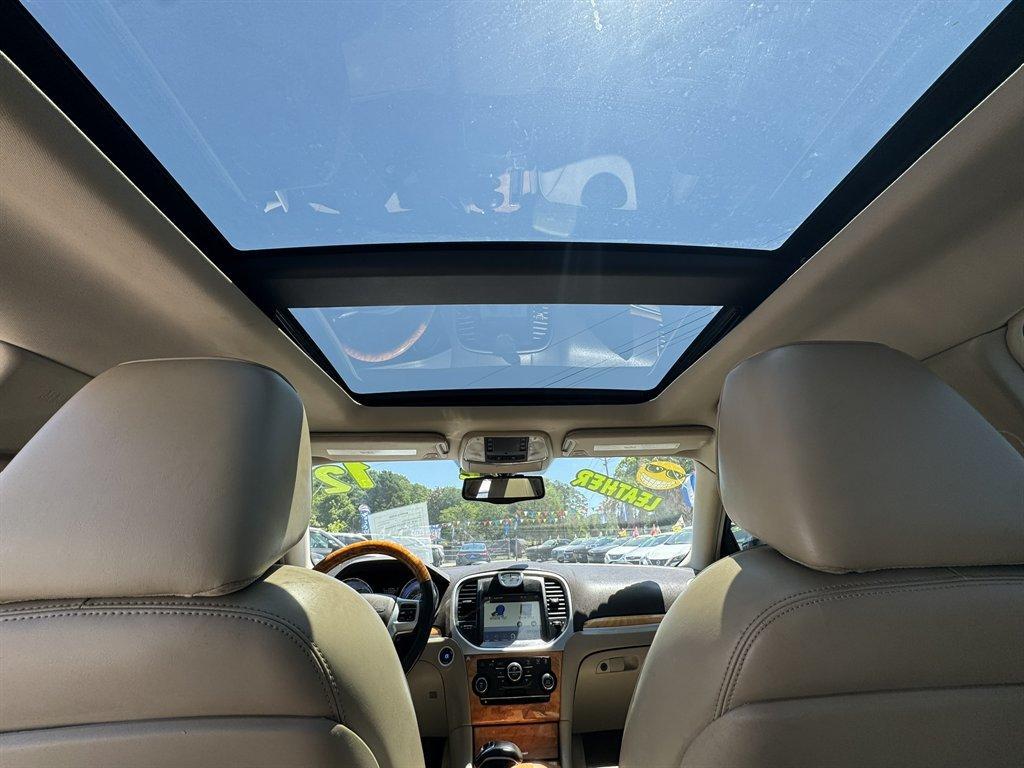 2012 White /Tan Chrysler 300 (2C3CCACG6CH) with an 3.6l V6 MPI Dohc VVT Flex engine, Automatic transmission, located at 745 East Steele Rd., West Columbia, SC, 29170, (803) 755-9148, 33.927212, -81.148483 - Photo#17