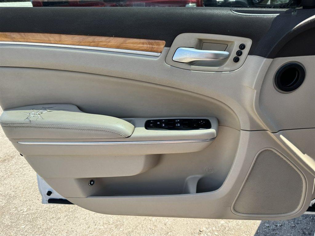 2012 White /Tan Chrysler 300 (2C3CCACG6CH) with an 3.6l V6 MPI Dohc VVT Flex engine, Automatic transmission, located at 745 East Steele Rd., West Columbia, SC, 29170, (803) 755-9148, 33.927212, -81.148483 - Photo#19