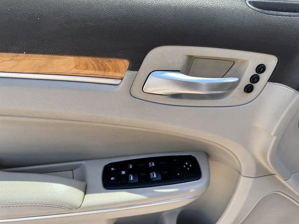 2012 White /Tan Chrysler 300 (2C3CCACG6CH) with an 3.6l V6 MPI Dohc VVT Flex engine, Automatic transmission, located at 745 East Steele Rd., West Columbia, SC, 29170, (803) 755-9148, 33.927212, -81.148483 - Photo#20