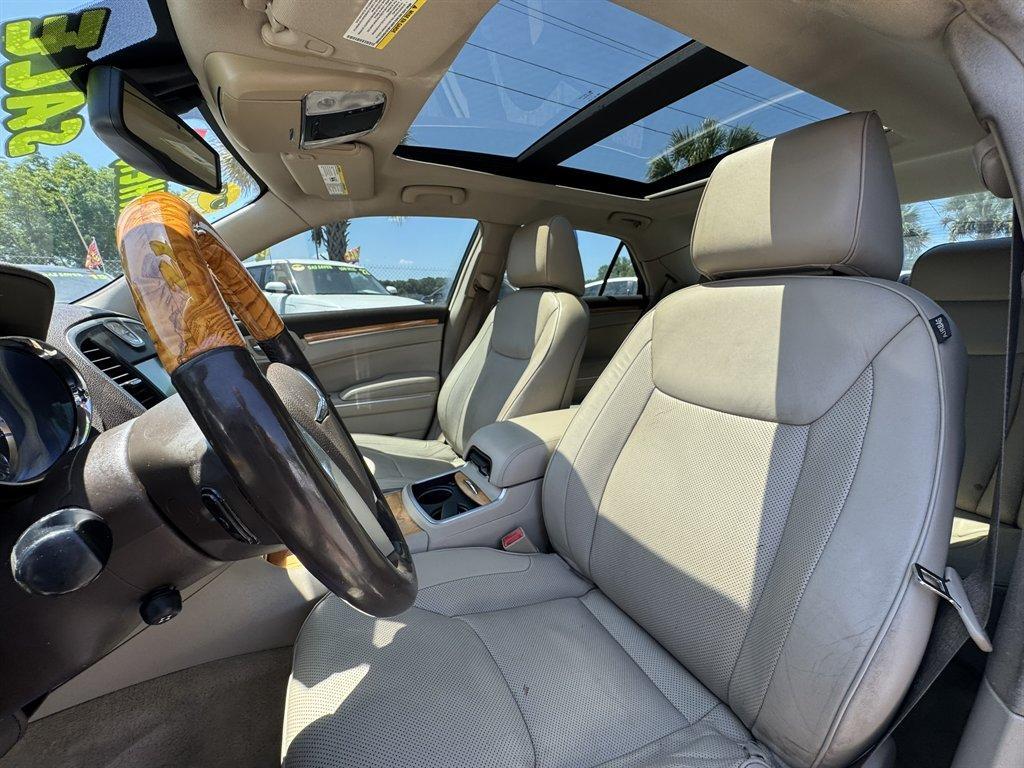2012 White /Tan Chrysler 300 (2C3CCACG6CH) with an 3.6l V6 MPI Dohc VVT Flex engine, Automatic transmission, located at 745 East Steele Rd., West Columbia, SC, 29170, (803) 755-9148, 33.927212, -81.148483 - Photo#21