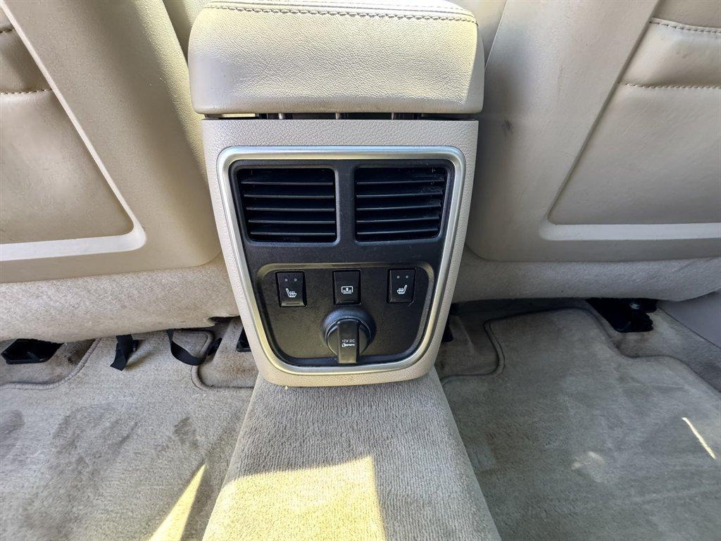 2012 White /Tan Chrysler 300 (2C3CCACG6CH) with an 3.6l V6 MPI Dohc VVT Flex engine, Automatic transmission, located at 745 East Steele Rd., West Columbia, SC, 29170, (803) 755-9148, 33.927212, -81.148483 - Photo#25