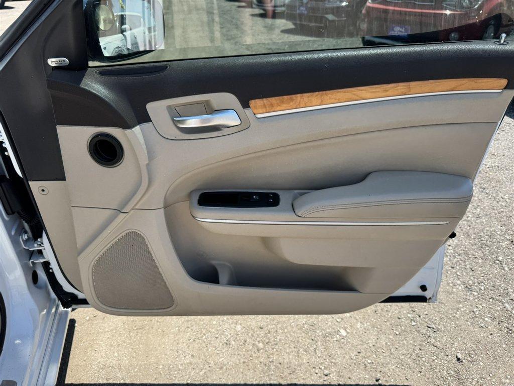 2012 White /Tan Chrysler 300 (2C3CCACG6CH) with an 3.6l V6 MPI Dohc VVT Flex engine, Automatic transmission, located at 745 East Steele Rd., West Columbia, SC, 29170, (803) 755-9148, 33.927212, -81.148483 - Photo#28
