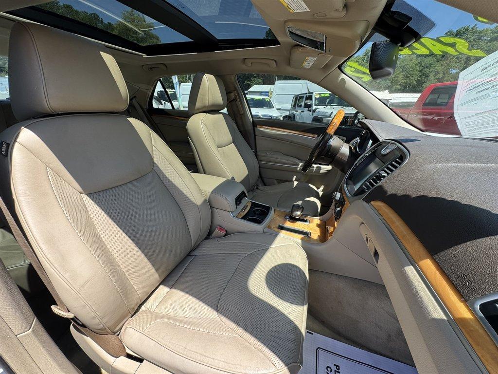 2012 White /Tan Chrysler 300 (2C3CCACG6CH) with an 3.6l V6 MPI Dohc VVT Flex engine, Automatic transmission, located at 745 East Steele Rd., West Columbia, SC, 29170, (803) 755-9148, 33.927212, -81.148483 - Photo#29