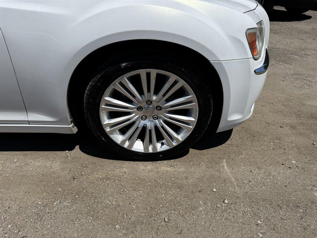 2012 White /Tan Chrysler 300 (2C3CCACG6CH) with an 3.6l V6 MPI Dohc VVT Flex engine, Automatic transmission, located at 745 East Steele Rd., West Columbia, SC, 29170, (803) 755-9148, 33.927212, -81.148483 - Photo#31