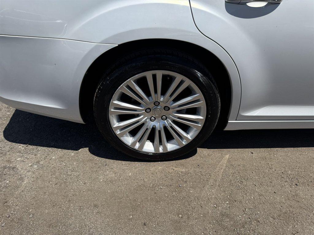 2012 White /Tan Chrysler 300 (2C3CCACG6CH) with an 3.6l V6 MPI Dohc VVT Flex engine, Automatic transmission, located at 745 East Steele Rd., West Columbia, SC, 29170, (803) 755-9148, 33.927212, -81.148483 - Photo#32