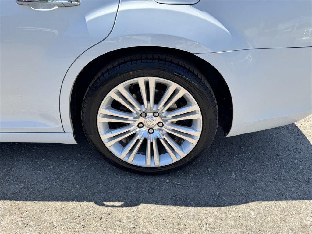 2012 White /Tan Chrysler 300 (2C3CCACG6CH) with an 3.6l V6 MPI Dohc VVT Flex engine, Automatic transmission, located at 745 East Steele Rd., West Columbia, SC, 29170, (803) 755-9148, 33.927212, -81.148483 - Photo#33