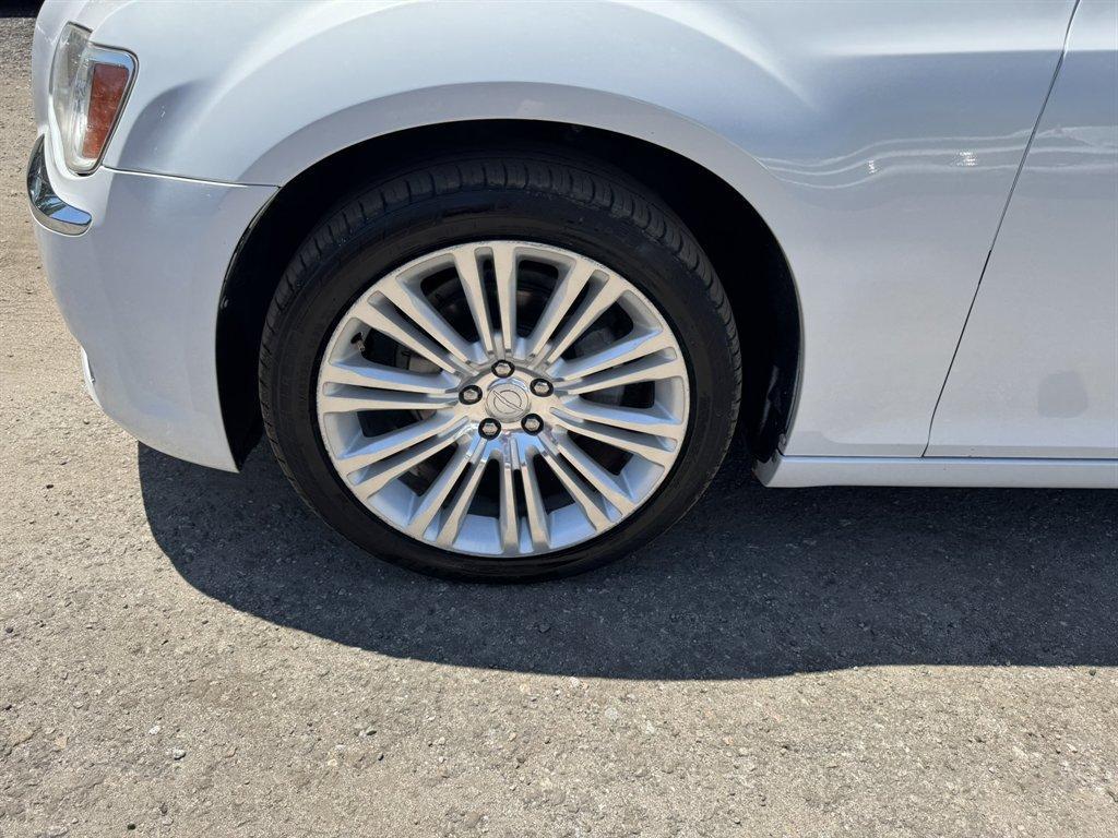 2012 White /Tan Chrysler 300 (2C3CCACG6CH) with an 3.6l V6 MPI Dohc VVT Flex engine, Automatic transmission, located at 745 East Steele Rd., West Columbia, SC, 29170, (803) 755-9148, 33.927212, -81.148483 - Photo#34