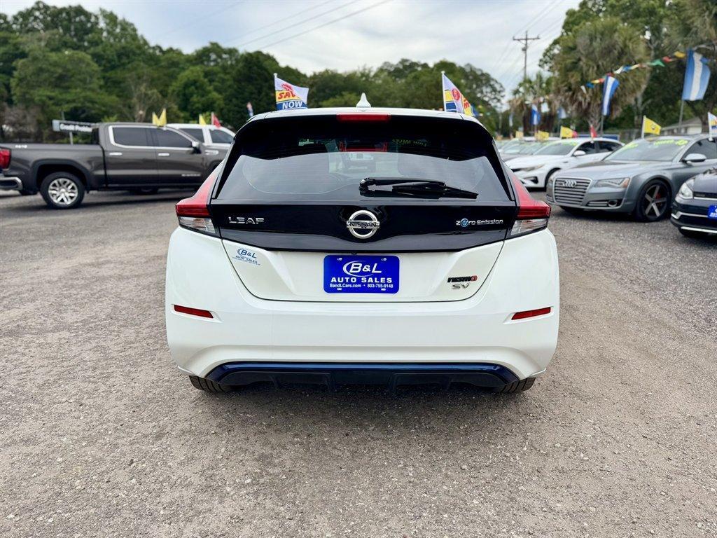 2018 White /Black Nissan Leaf (1N4AZ1CP4JC) with an 40 KWH Elect 40 KWH engine, Automatic transmission, located at 745 East Steele Rd., West Columbia, SC, 29170, (803) 755-9148, 33.927212, -81.148483 - Photo#4