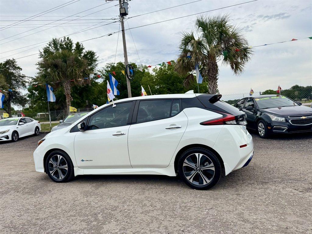 2018 White /Black Nissan Leaf (1N4AZ1CP4JC) with an 40 KWH Elect 40 KWH engine, Automatic transmission, located at 745 East Steele Rd., West Columbia, SC, 29170, (803) 755-9148, 33.927212, -81.148483 - Photo#5