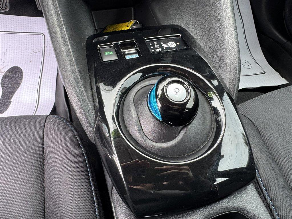 2018 White /Black Nissan Leaf (1N4AZ1CP4JC) with an 40 KWH Elect 40 KWH engine, Automatic transmission, located at 745 East Steele Rd., West Columbia, SC, 29170, (803) 755-9148, 33.927212, -81.148483 - Photo#14