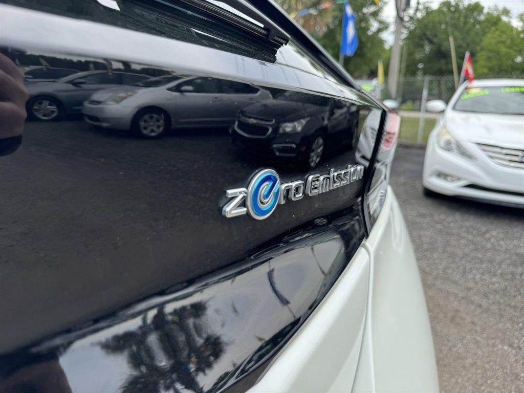 2018 White /Black Nissan Leaf (1N4AZ1CP4JC) with an 40 KWH Elect 40 KWH engine, Automatic transmission, located at 745 East Steele Rd., West Columbia, SC, 29170, (803) 755-9148, 33.927212, -81.148483 - Photo#27