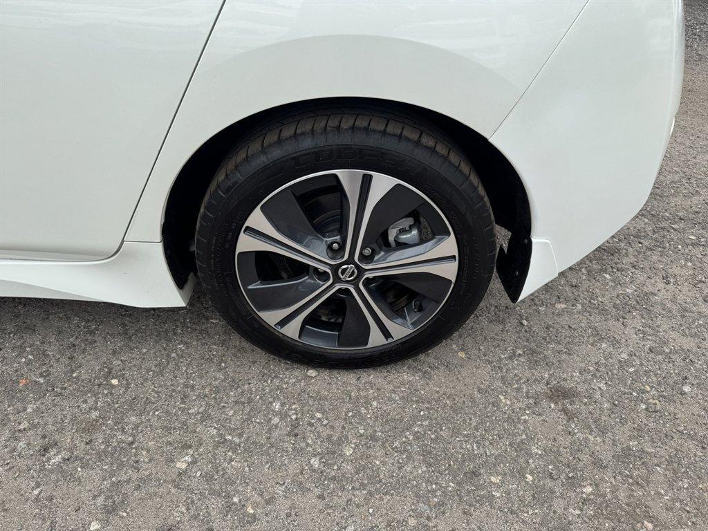 2018 White /Black Nissan Leaf (1N4AZ1CP4JC) with an 40 KWH Elect 40 KWH engine, Automatic transmission, located at 745 East Steele Rd., West Columbia, SC, 29170, (803) 755-9148, 33.927212, -81.148483 - Photo#31