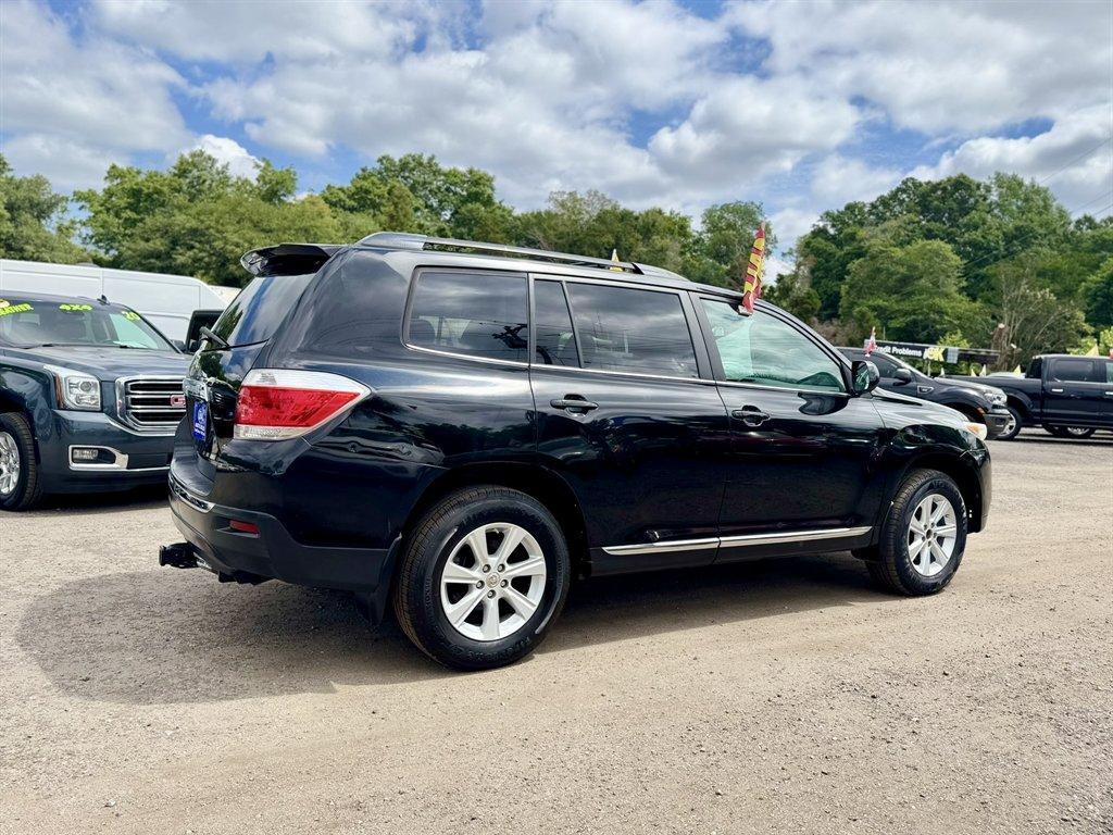 2011 Black /Grey Toyota Highlander (5TDBK3EH3BS) with an 3.5l V6 SFI Dohc 3.5l engine, Automatic transmission, located at 745 East Steele Rd., West Columbia, SC, 29170, (803) 755-9148, 33.927212, -81.148483 - Photo#3