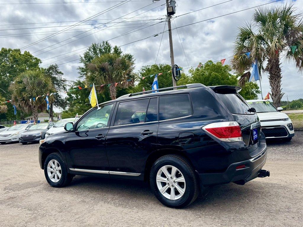 2011 Black /Grey Toyota Highlander (5TDBK3EH3BS) with an 3.5l V6 SFI Dohc 3.5l engine, Automatic transmission, located at 745 East Steele Rd., West Columbia, SC, 29170, (803) 755-9148, 33.927212, -81.148483 - Photo#5