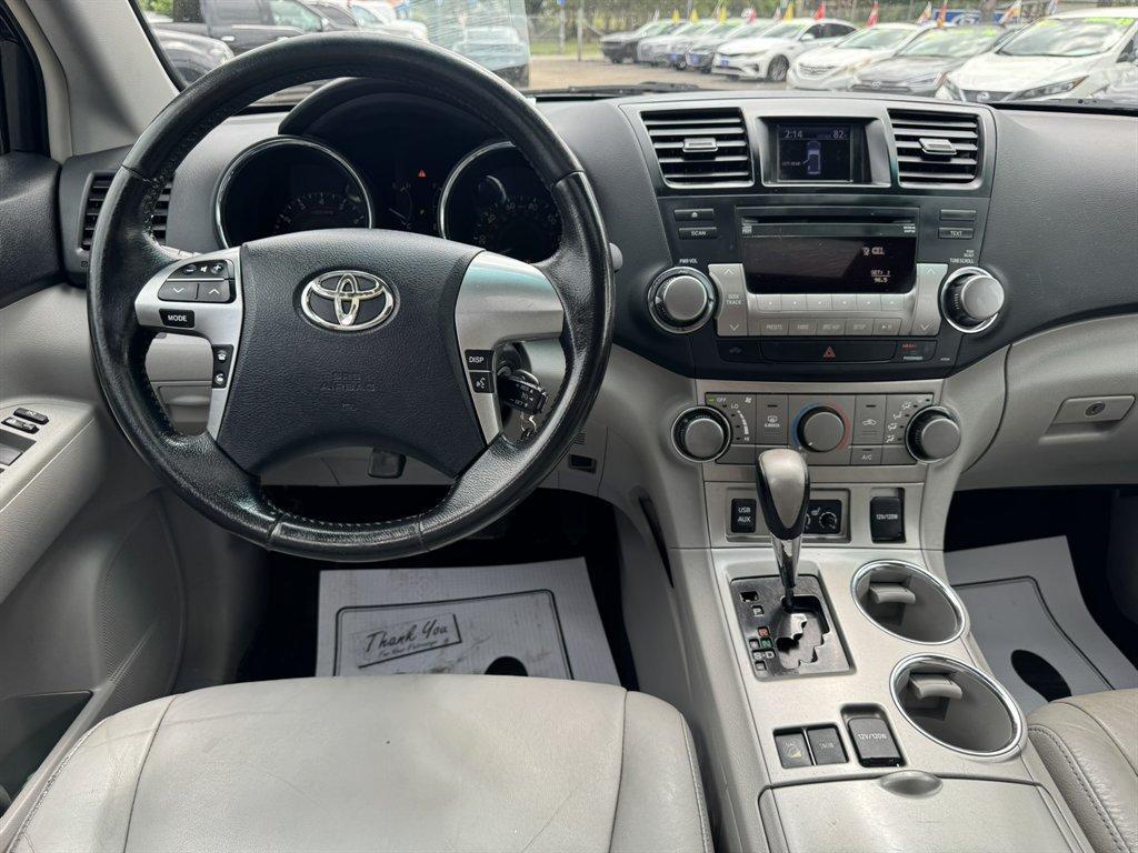 2011 Black /Grey Toyota Highlander (5TDBK3EH3BS) with an 3.5l V6 SFI Dohc 3.5l engine, Automatic transmission, located at 745 East Steele Rd., West Columbia, SC, 29170, (803) 755-9148, 33.927212, -81.148483 - Photo#6