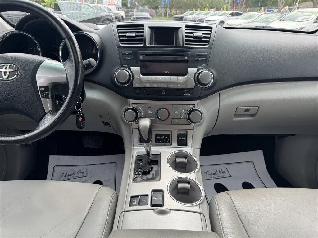 2011 Black /Grey Toyota Highlander (5TDBK3EH3BS) with an 3.5l V6 SFI Dohc 3.5l engine, Automatic transmission, located at 745 East Steele Rd., West Columbia, SC, 29170, (803) 755-9148, 33.927212, -81.148483 - Photo#11