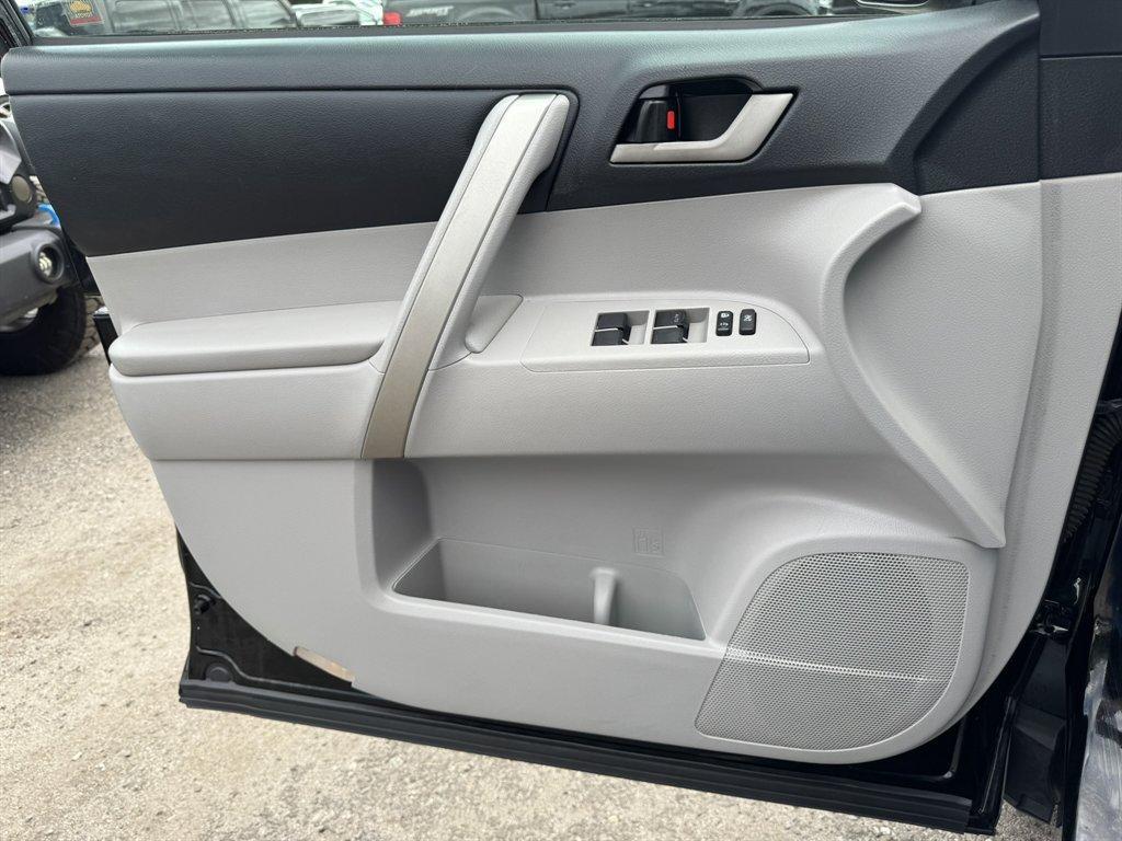 2011 Black /Grey Toyota Highlander (5TDBK3EH3BS) with an 3.5l V6 SFI Dohc 3.5l engine, Automatic transmission, located at 745 East Steele Rd., West Columbia, SC, 29170, (803) 755-9148, 33.927212, -81.148483 - Photo#19