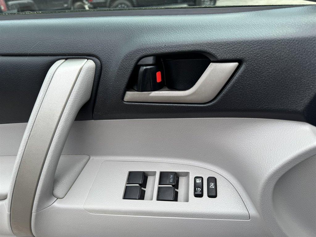 2011 Black /Grey Toyota Highlander (5TDBK3EH3BS) with an 3.5l V6 SFI Dohc 3.5l engine, Automatic transmission, located at 745 East Steele Rd., West Columbia, SC, 29170, (803) 755-9148, 33.927212, -81.148483 - Photo#20