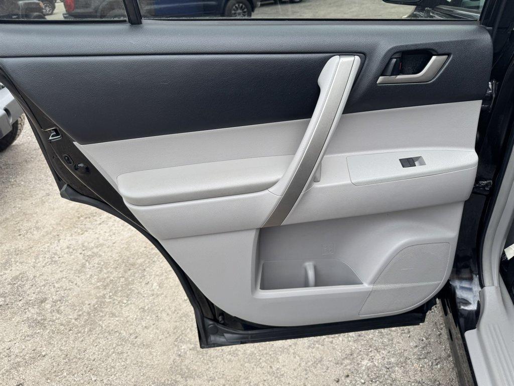 2011 Black /Grey Toyota Highlander (5TDBK3EH3BS) with an 3.5l V6 SFI Dohc 3.5l engine, Automatic transmission, located at 745 East Steele Rd., West Columbia, SC, 29170, (803) 755-9148, 33.927212, -81.148483 - Photo#23