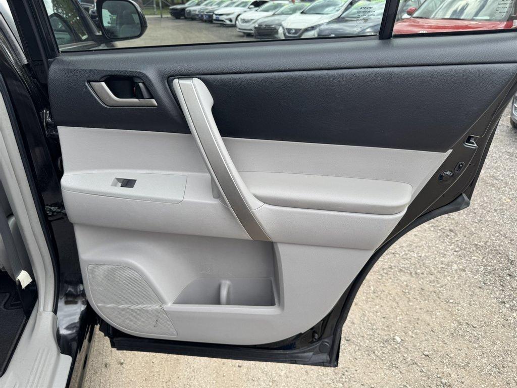 2011 Black /Grey Toyota Highlander (5TDBK3EH3BS) with an 3.5l V6 SFI Dohc 3.5l engine, Automatic transmission, located at 745 East Steele Rd., West Columbia, SC, 29170, (803) 755-9148, 33.927212, -81.148483 - Photo#26