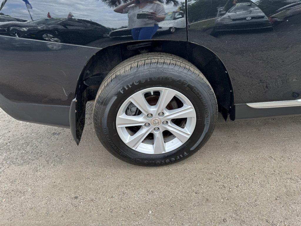 2011 Black /Grey Toyota Highlander (5TDBK3EH3BS) with an 3.5l V6 SFI Dohc 3.5l engine, Automatic transmission, located at 745 East Steele Rd., West Columbia, SC, 29170, (803) 755-9148, 33.927212, -81.148483 - Photo#33