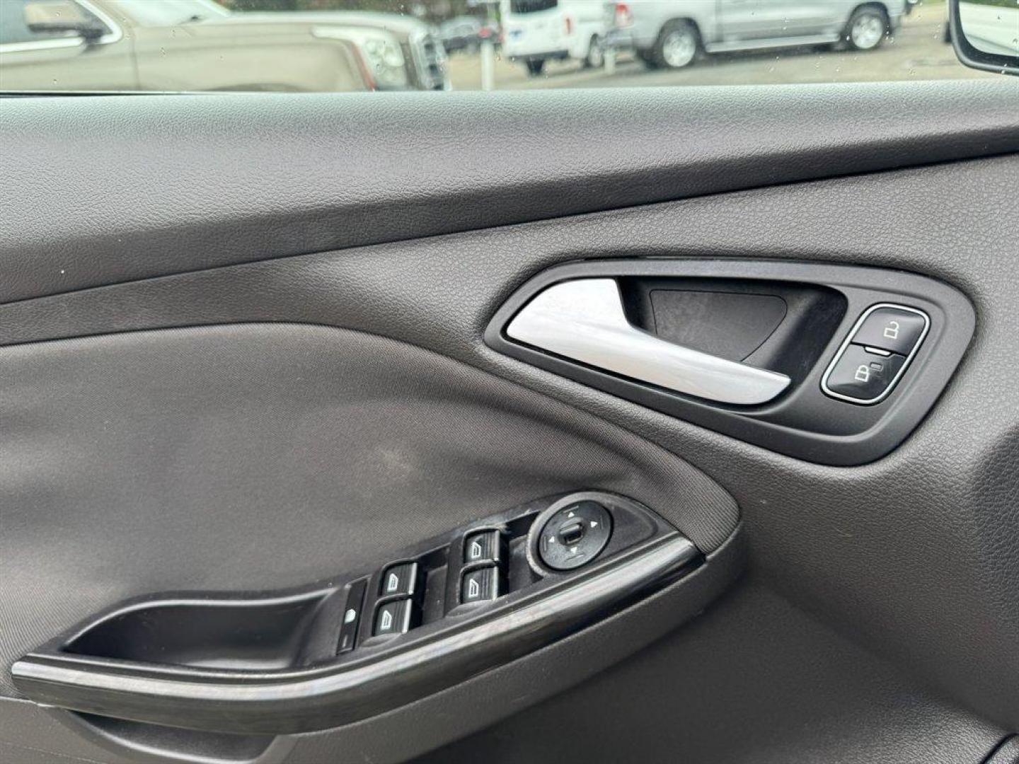 2016 Silver /Black Ford Focus (1FADP3J2XGL) with an 2.0l I-4 DI Dohc Flex 2.0 engine, Automatic transmission, located at 745 East Steele Rd., West Columbia, SC, 29170, (803) 755-9148, 33.927212, -81.148483 - Photo#19
