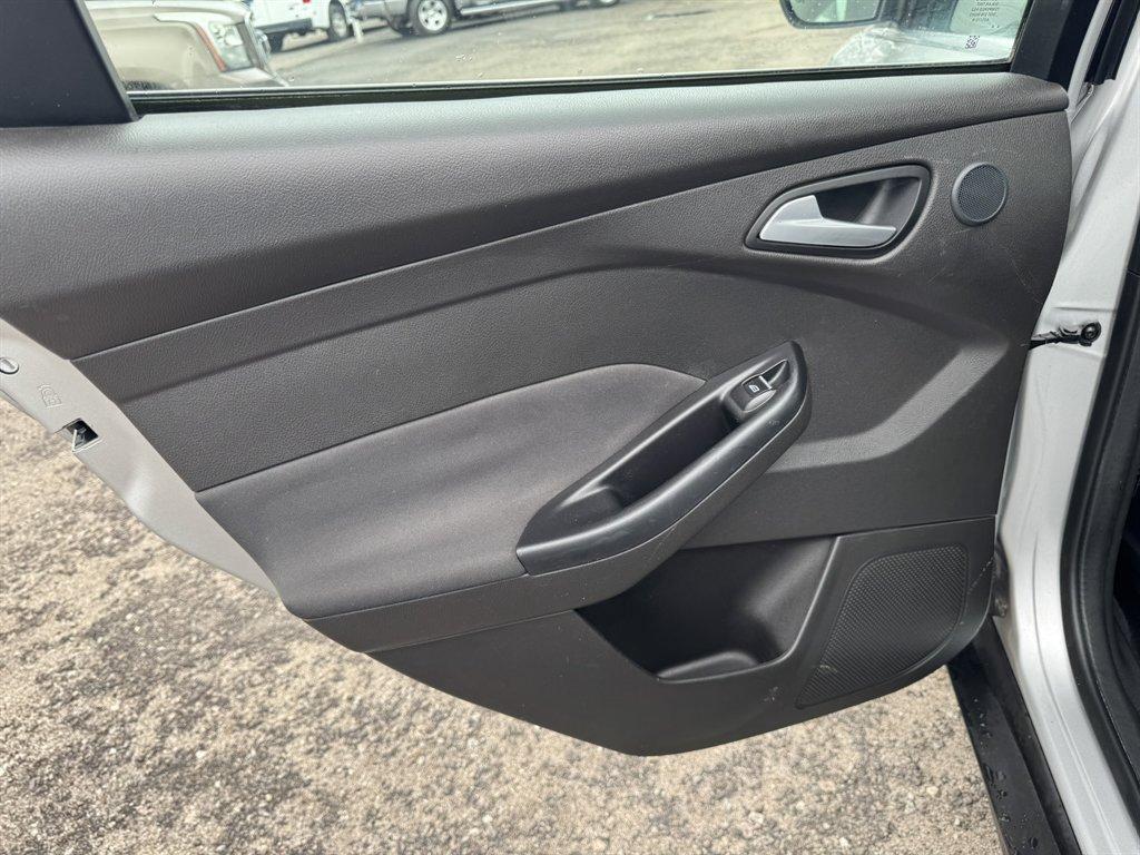 2016 Silver /Black Ford Focus (1FADP3J2XGL) with an 2.0l I-4 DI Dohc Flex 2.0 engine, Automatic transmission, located at 745 East Steele Rd., West Columbia, SC, 29170, (803) 755-9148, 33.927212, -81.148483 - Photo#22