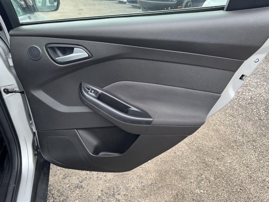 2016 Silver /Black Ford Focus (1FADP3J2XGL) with an 2.0l I-4 DI Dohc Flex 2.0 engine, Automatic transmission, located at 745 East Steele Rd., West Columbia, SC, 29170, (803) 755-9148, 33.927212, -81.148483 - Photo#24