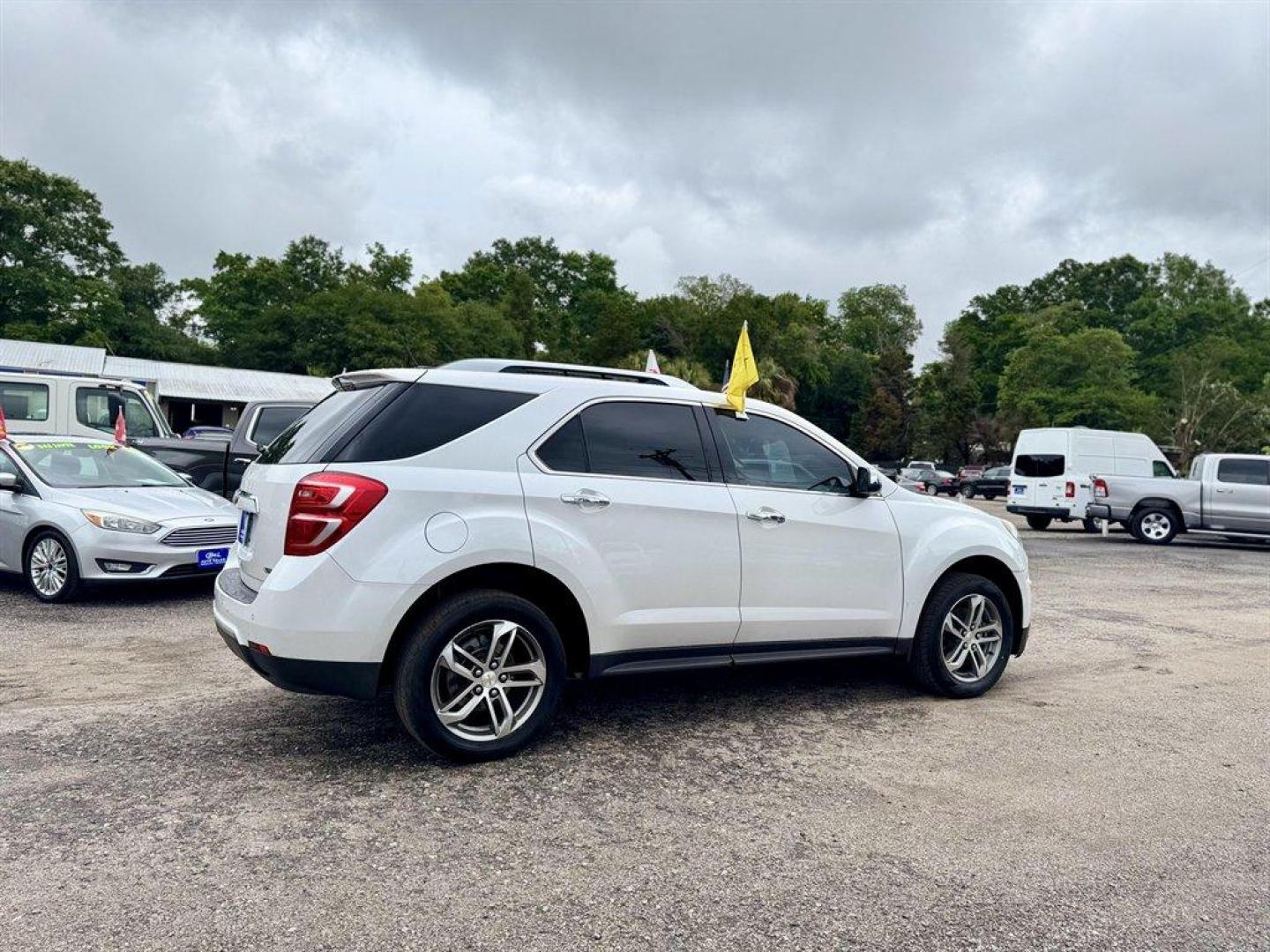 2017 White /Brown Chevrolet Equinox (2GNALDEK4H1) with an 2.4l I-4 Sidi Dohc Flex 2 engine, Automatic transmission, located at 745 East Steele Rd., West Columbia, SC, 29170, (803) 755-9148, 33.927212, -81.148483 - Photo#3