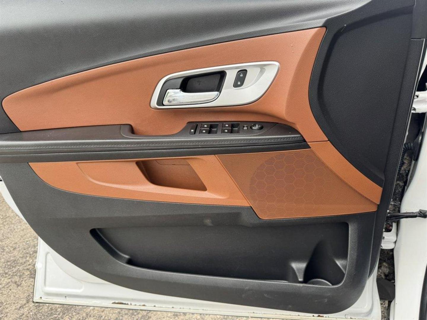 2017 White /Brown Chevrolet Equinox (2GNALDEK4H1) with an 2.4l I-4 Sidi Dohc Flex 2 engine, Automatic transmission, located at 745 East Steele Rd., West Columbia, SC, 29170, (803) 755-9148, 33.927212, -81.148483 - Photo#17