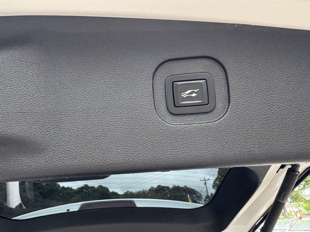 2017 White /Brown Chevrolet Equinox (2GNALDEK4H1) with an 2.4l I-4 Sidi Dohc Flex 2 engine, Automatic transmission, located at 745 East Steele Rd., West Columbia, SC, 29170, (803) 755-9148, 33.927212, -81.148483 - Photo#27