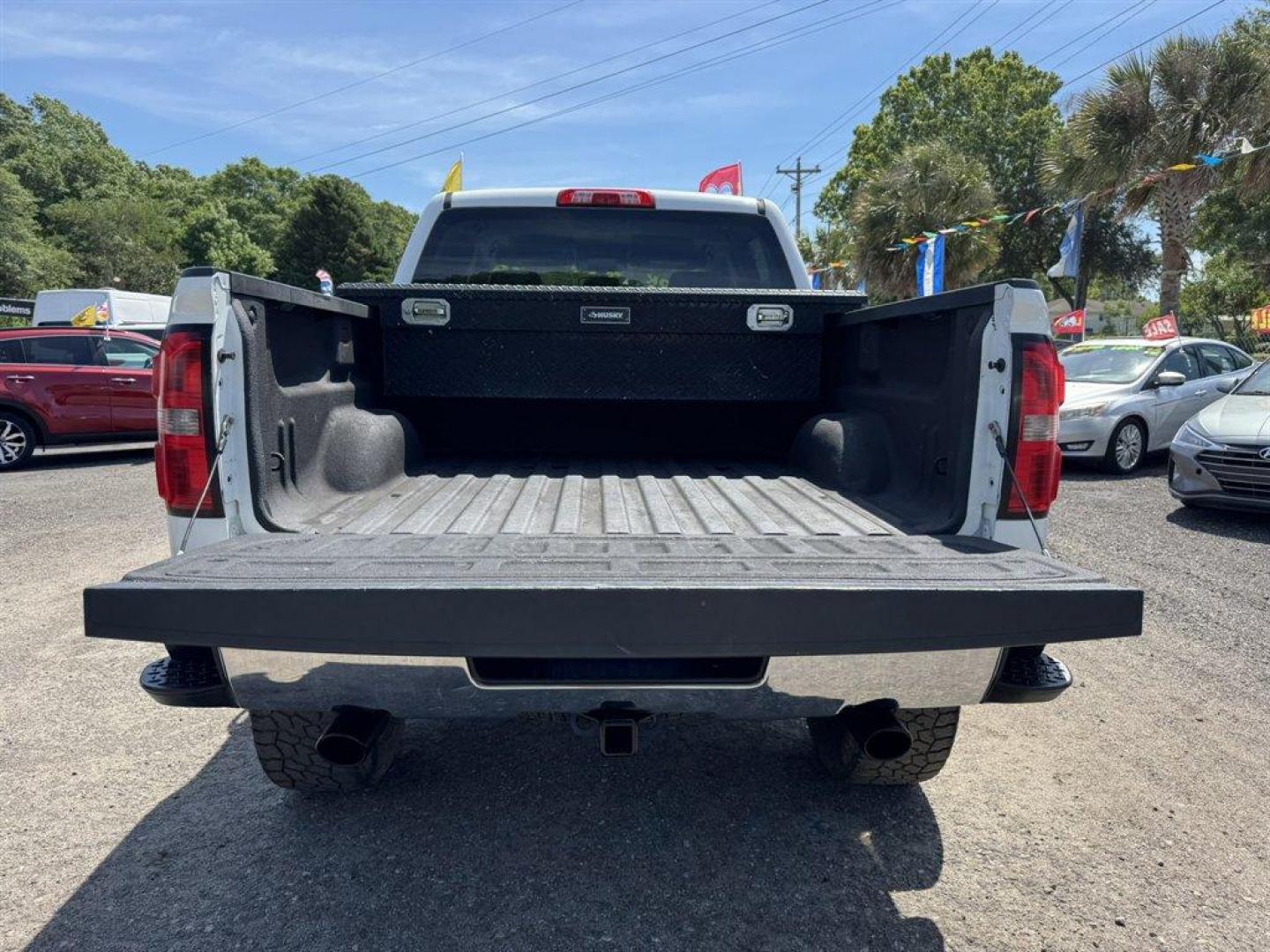 2014 White /Black GMC Sierra 1500 (3GTU2UEC5EG) with an 5.3l V8 DI VVT Flex 5.3l engine, Automatic transmission, located at 745 East Steele Rd., West Columbia, SC, 29170, (803) 755-9148, 33.927212, -81.148483 - Photo#27