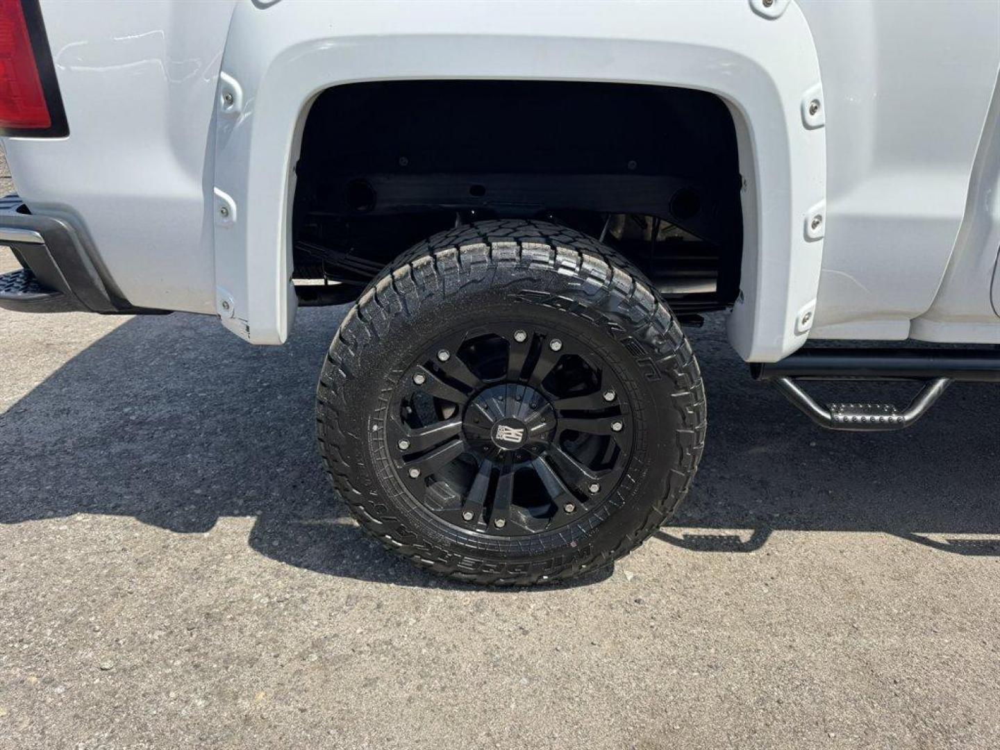 2014 White /Black GMC Sierra 1500 (3GTU2UEC5EG) with an 5.3l V8 DI VVT Flex 5.3l engine, Automatic transmission, located at 745 East Steele Rd., West Columbia, SC, 29170, (803) 755-9148, 33.927212, -81.148483 - Photo#31