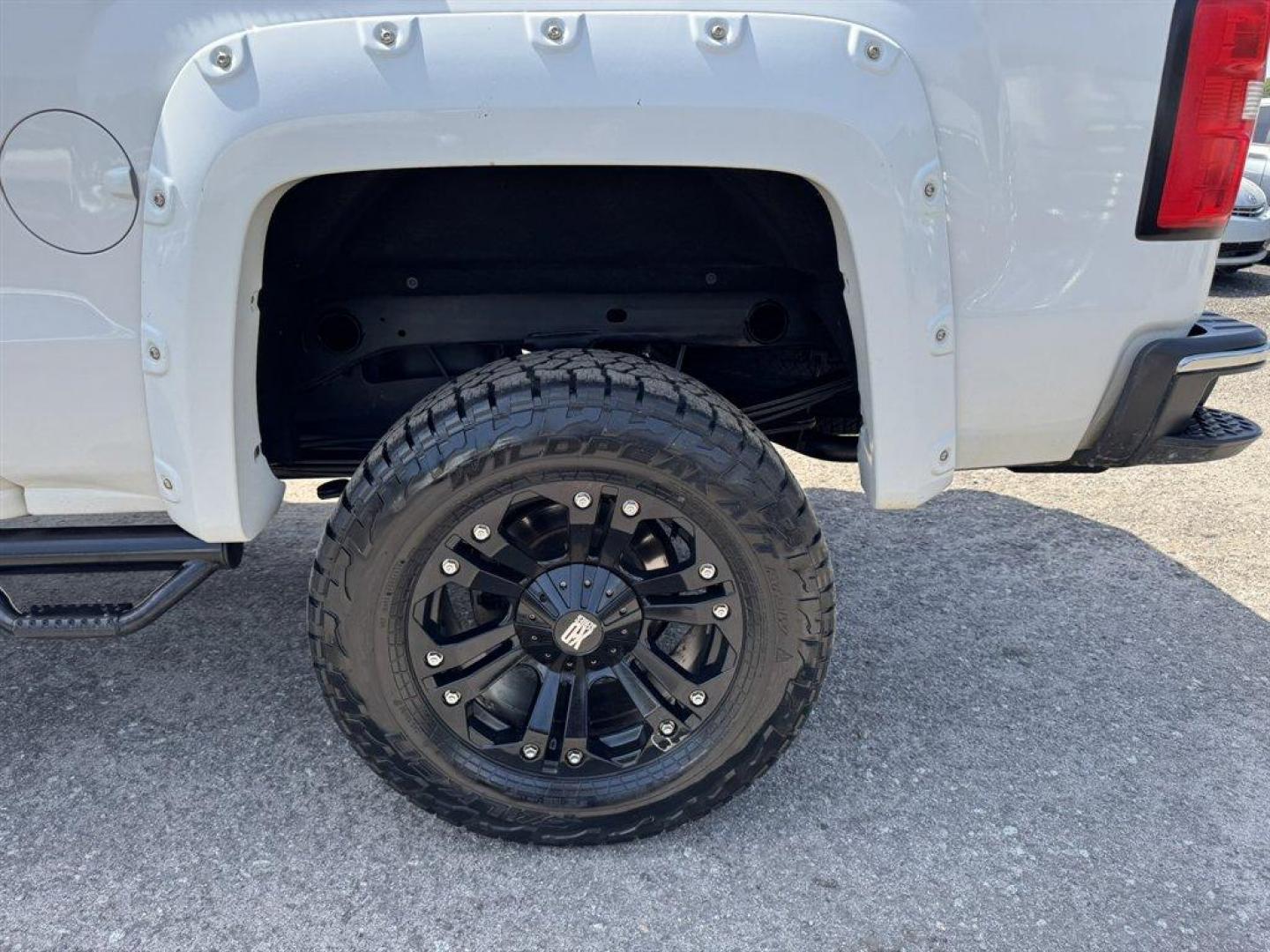 2014 White /Black GMC Sierra 1500 (3GTU2UEC5EG) with an 5.3l V8 DI VVT Flex 5.3l engine, Automatic transmission, located at 745 East Steele Rd., West Columbia, SC, 29170, (803) 755-9148, 33.927212, -81.148483 - Photo#32