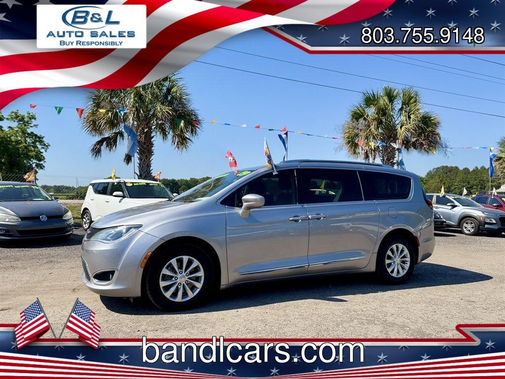 2019 Chrysler Pacifica Touring L's photo