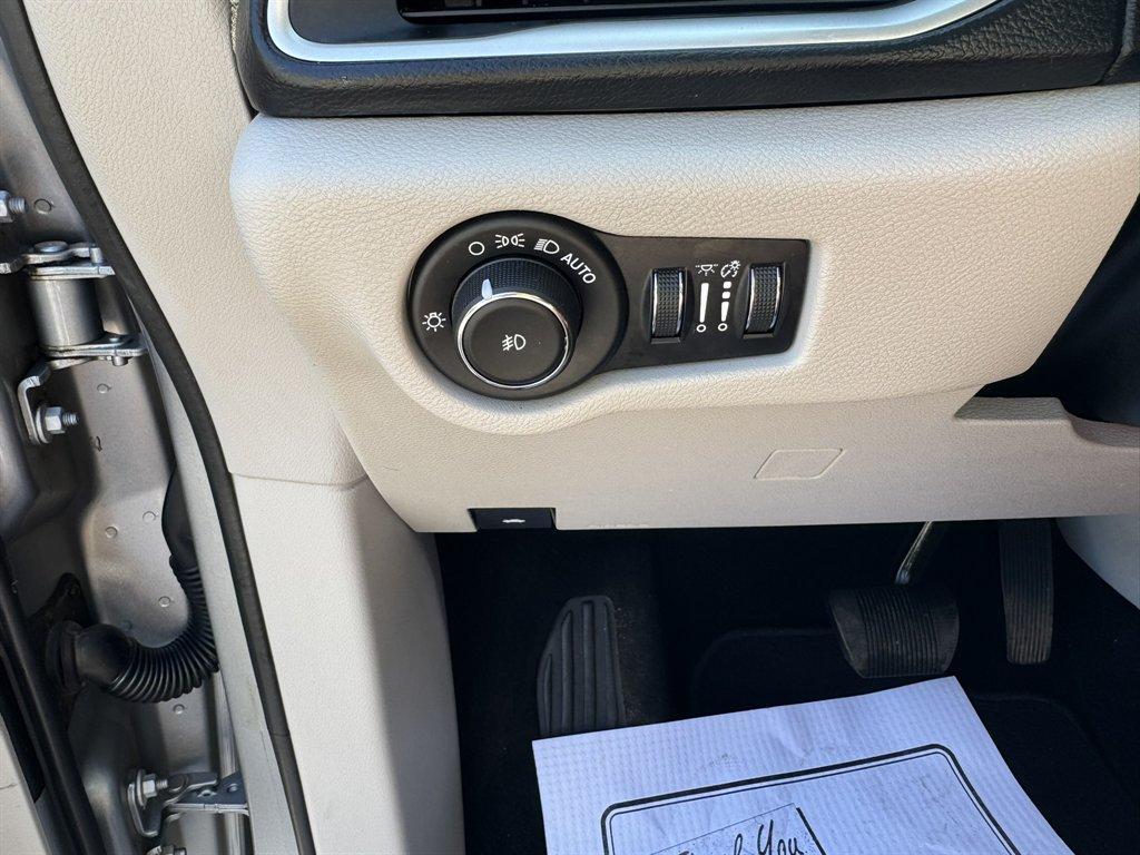 2019 Silver /Black Chrysler Pacifica (2C4RC1BG4KR) with an 3.6l V6 MPI Dohc 3.6l engine, Automatic transmission, located at 745 East Steele Rd., West Columbia, SC, 29170, (803) 755-9148, 33.927212, -81.148483 - Photo#18